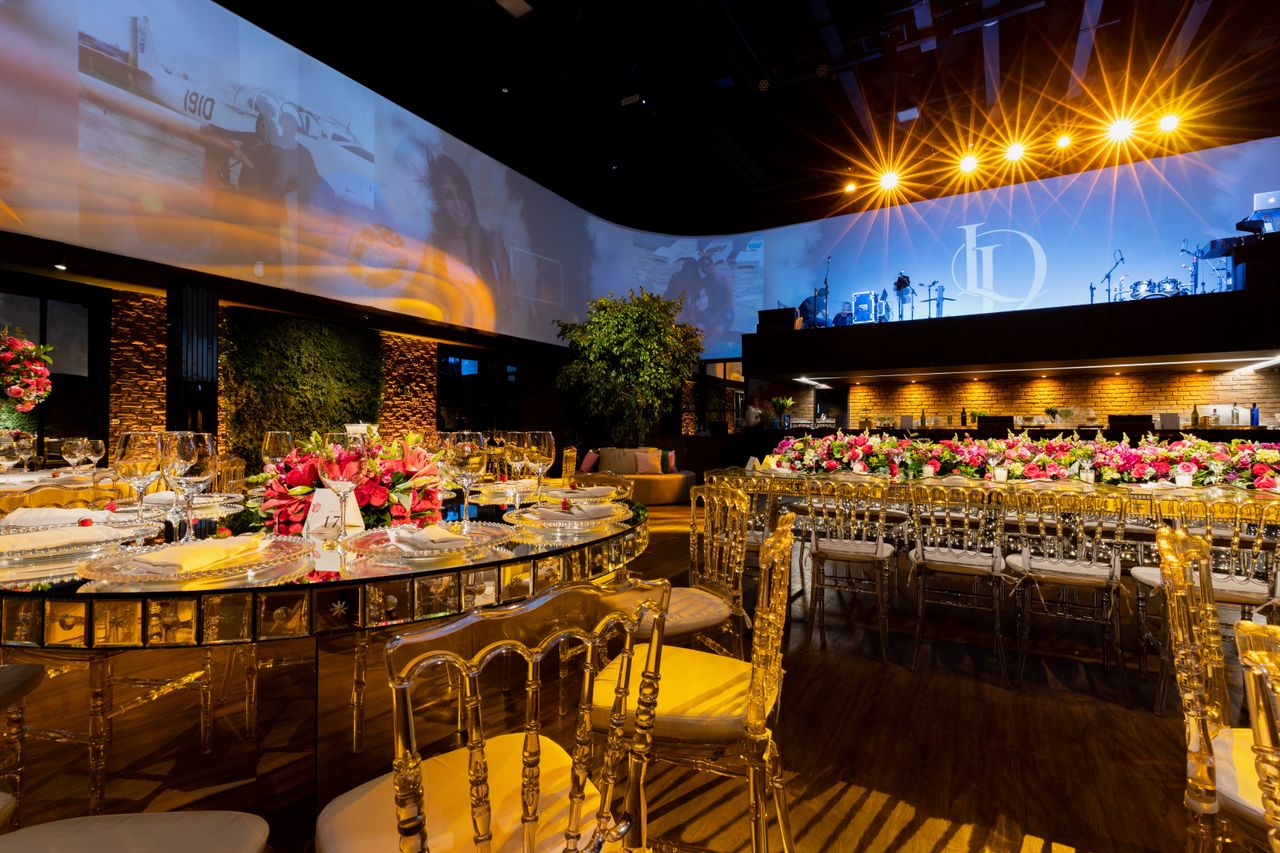 Mastering the First Impression: Your intriguing post title goes here Luxurious indoor wedding venue with elegant table settings and warm lighting.